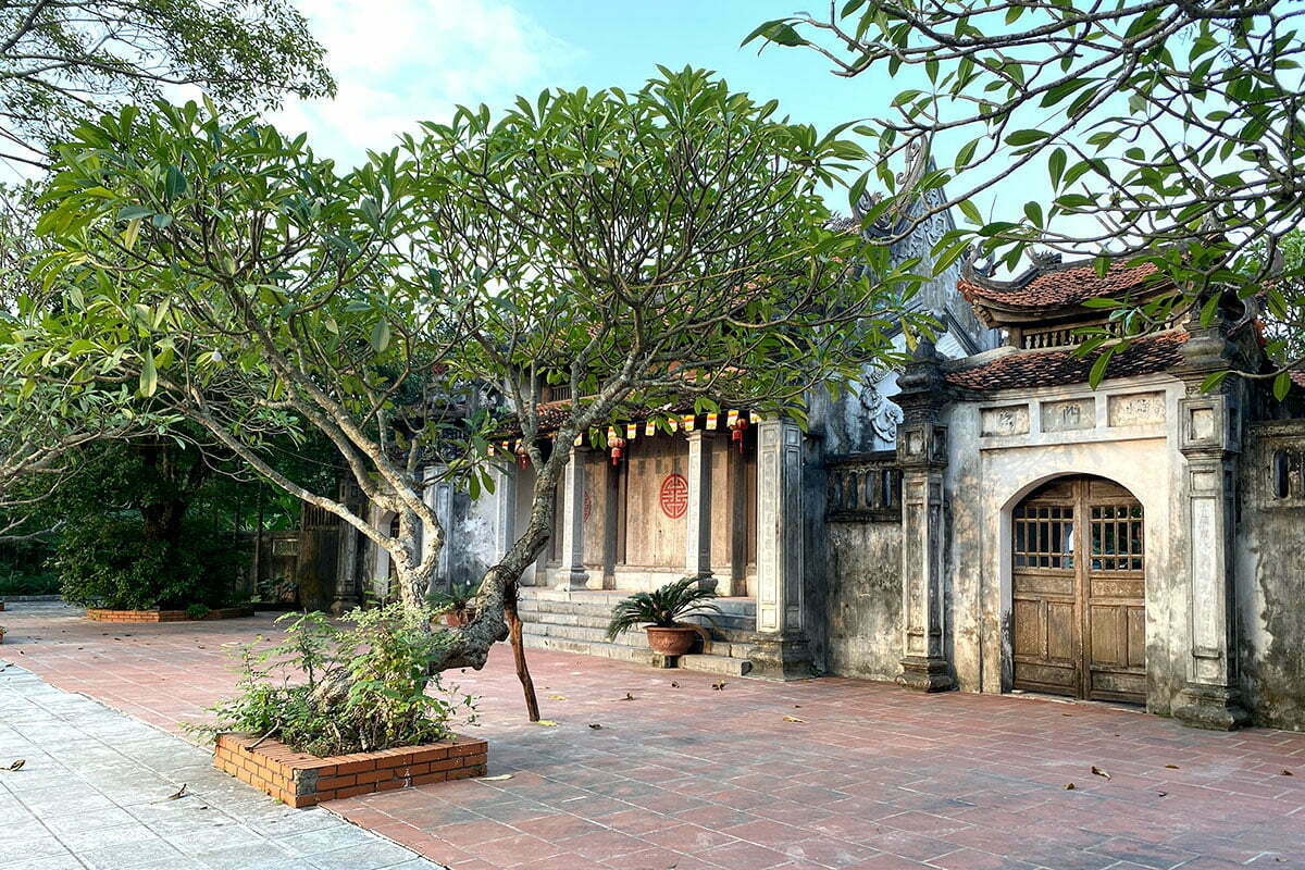 Cổng tam quan ở chùa bà đanh