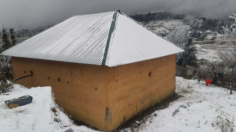 Tuyết phủ trắng mái nhà