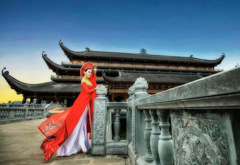 Chụp ảnh áo dài đỏ ở chùa tam chúc